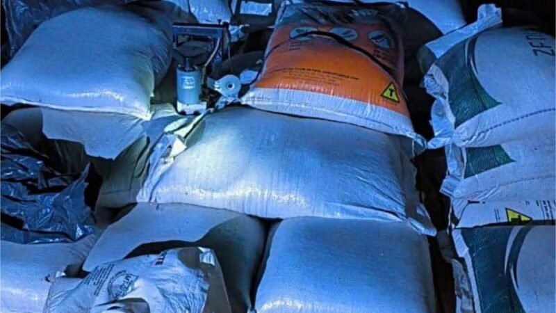 Força Tática recupera 2 toneladas de ração de gado e conduz três pessoas por furto e receptação