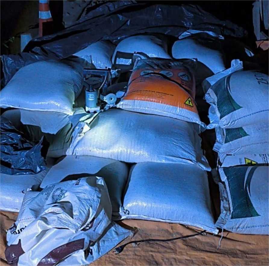 Força Tática recupera 2 toneladas de ração de gado e conduz três pessoas por furto e receptação