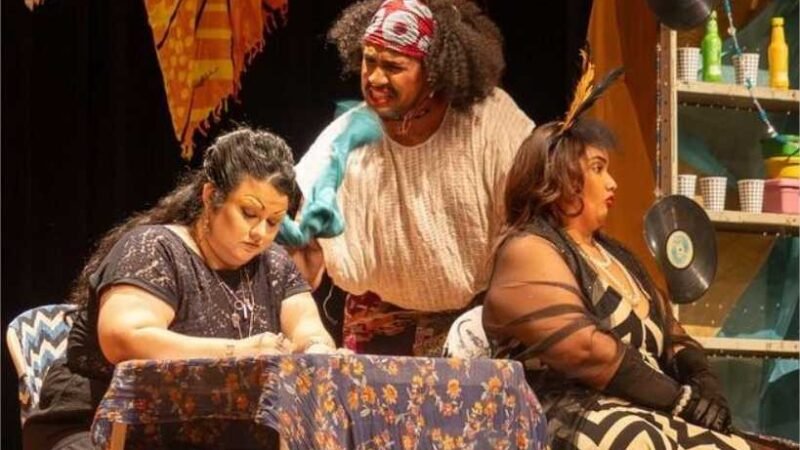 Mostra de Cenas da MT Escola de Teatro traz reflexão sobre movimento cultural da década de 1960