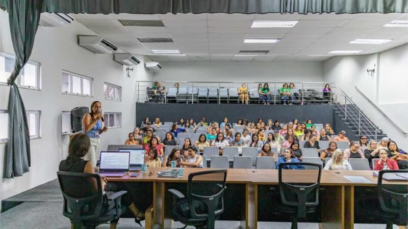 Materiais para reforço na aprendizagem inicial são entregues em Cuiabá