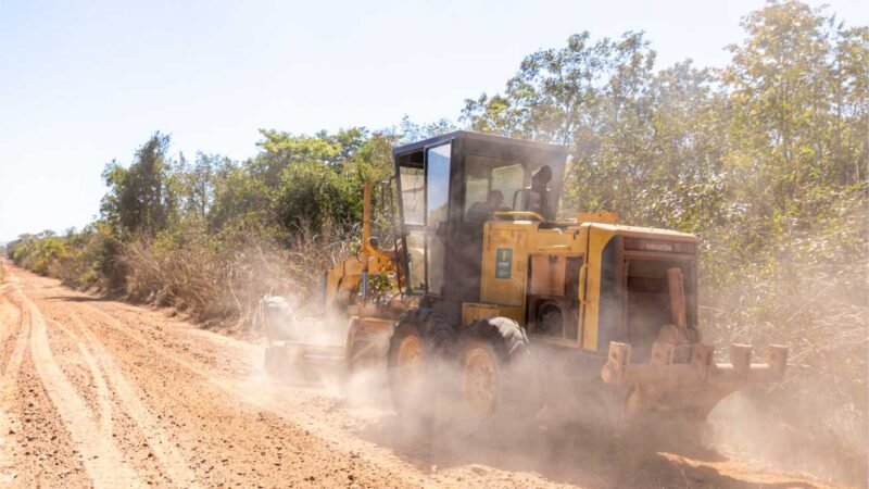 Ruas do assentamento 21 de Abril recebem serviços de patrolamento da Prefeitura
