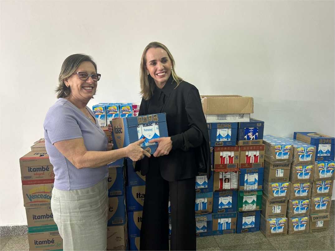 Katiuscia lidera campanha e arrecada mil litros de leite para crianças com fibrose cística