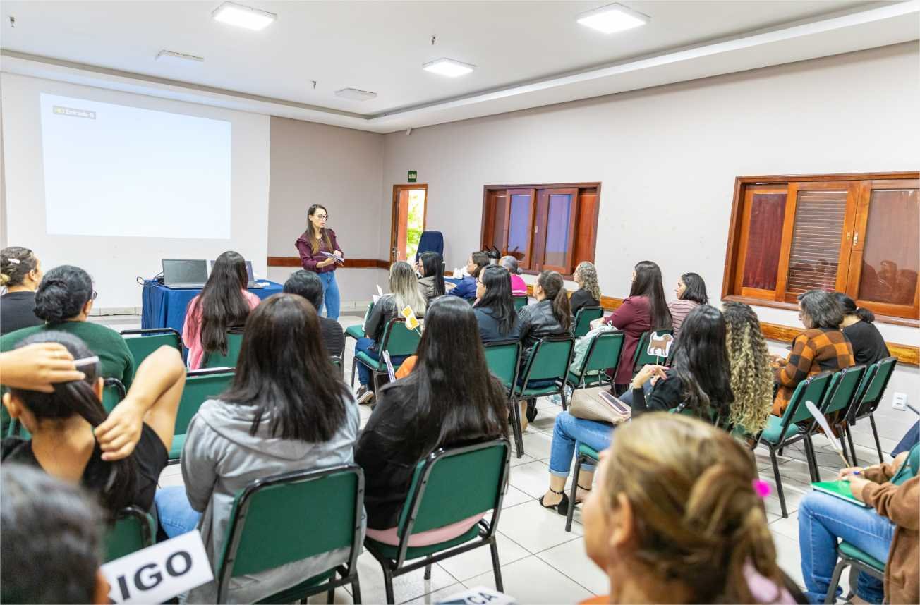 Professores de Cuiabá se qualificam para ensino da escrita nas séries iniciais