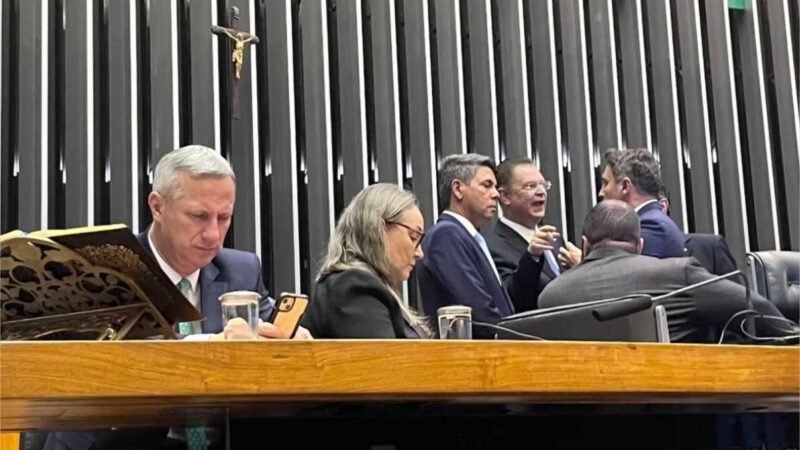 Oposição ocupa mesas da Câmara e do Senado em protesto em apoio a Bolsonaro