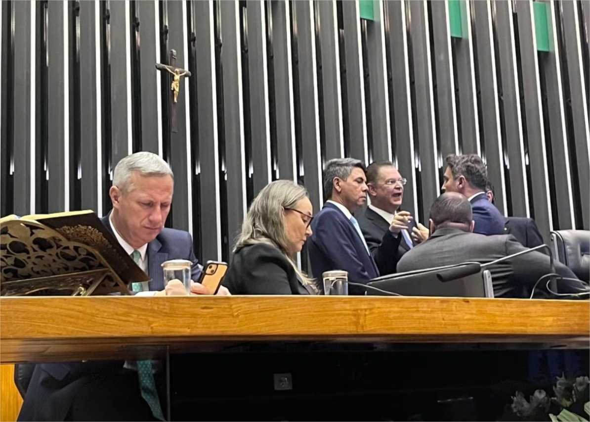Oposição ocupa mesas da Câmara e do Senado em protesto em apoio a Bolsonaro