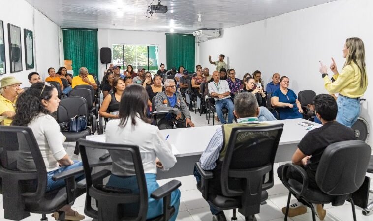 Prefeitura entrega autorizações a ambulantes do Parque das Águas