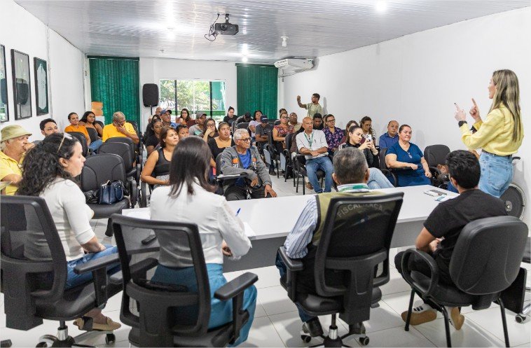 Prefeitura entrega autorizações a ambulantes do Parque das Águas