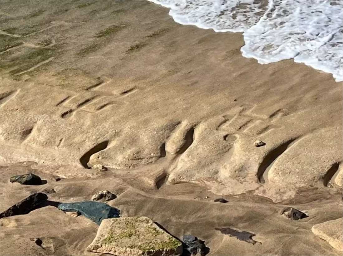 Maré baixa faz desenhos de 500 anos reaparecerem em praia do Havaí; fotos