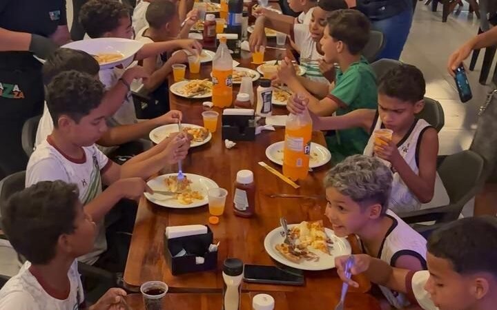 Caza da Pizza atende crianças de projeto social em noite inesquecível