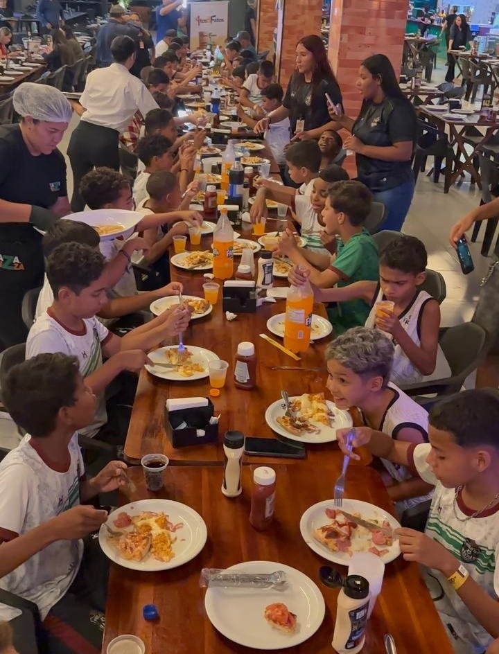 Caza da Pizza atende crianças de projeto social em noite inesquecível