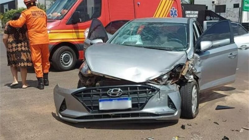 Corpo de Bombeiros presta socorro às vítimas de acidente entre veículo e caminhonete