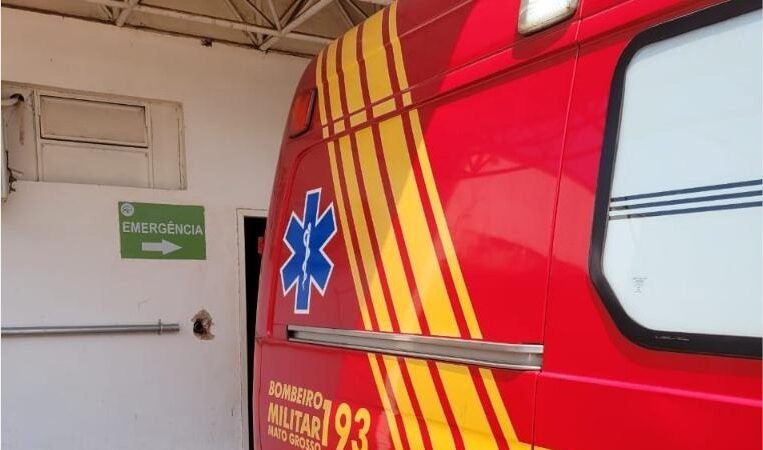 Corpo de Bombeiros socorre vítima de acidente de trânsito envolvendo carreta e carro de passeio
