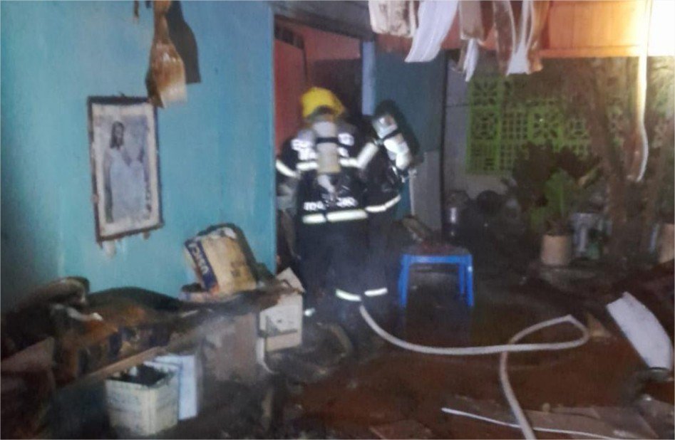 Corpo de Bombeiros Militar resgata idoso de incêndio em kitnet