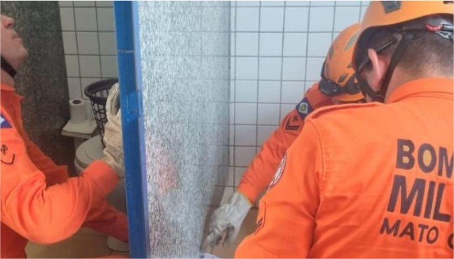 Corpo de Bombeiros socorre criança presa em banheiro de escola