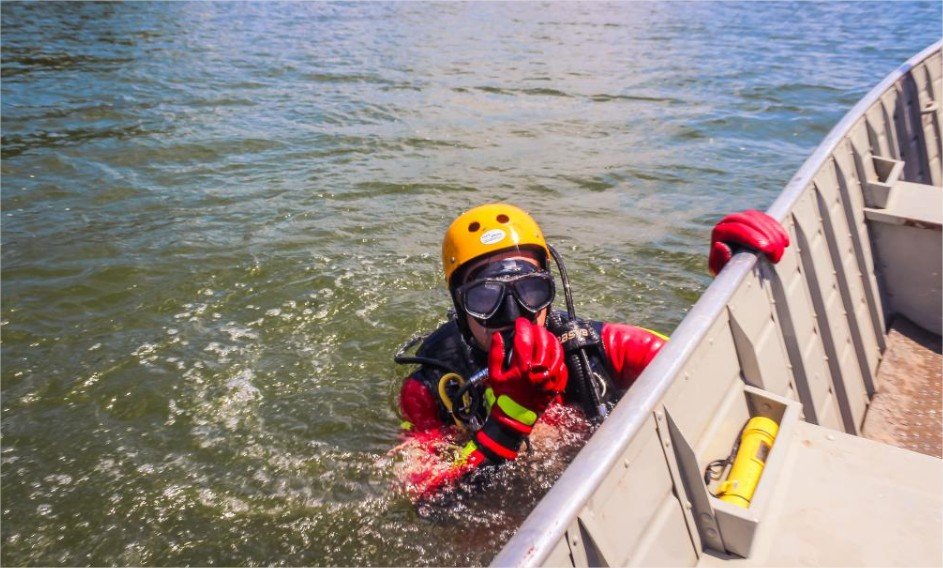 Bombeiros localizam corpo e motocicleta em rio durante apoio a investigação policial