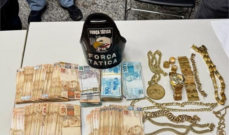 Força Tática prende três homens com 10 semijoias, mais de R$ 50 mil em espécie e 57 porções de maconha