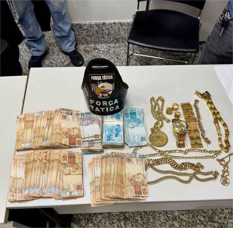 Força Tática prende três homens com 10 semijoias, mais de R$ 50 mil em espécie e 57 porções de maconha