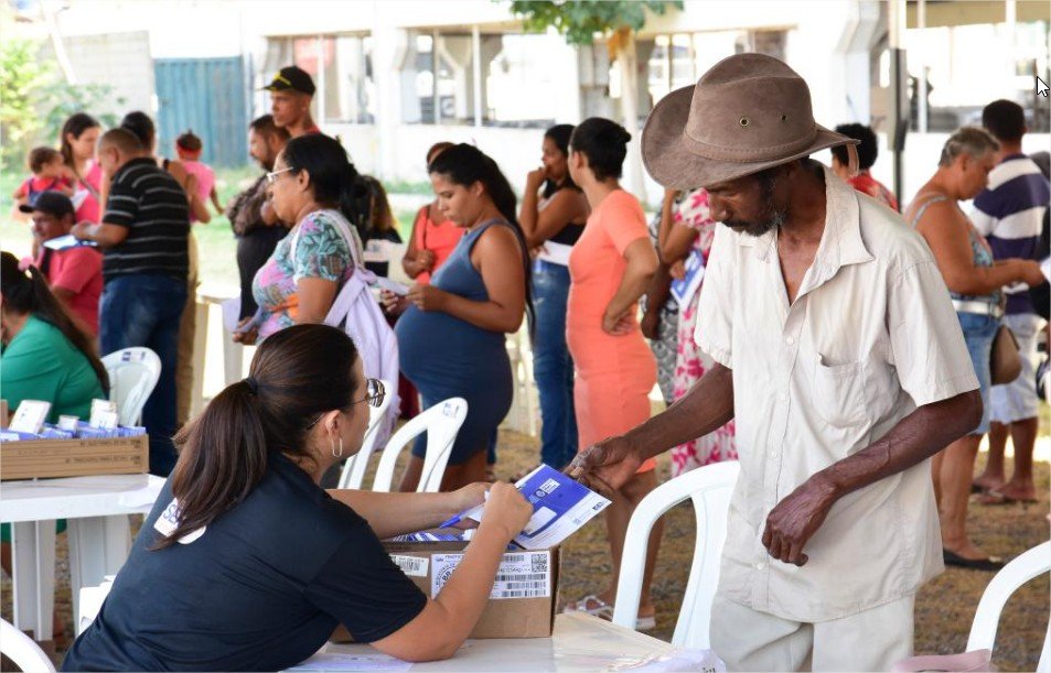 Mais de 1,3 mil pessoas são atendidas no primeiro dia do mutirão de entrega de cartões do Programa SER Família