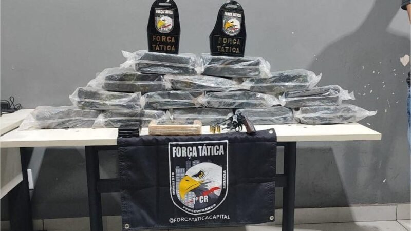 Força Tática conduz quatro suspeitos, recupera caminhonete e apreende 15 tabletes de entorpecentes