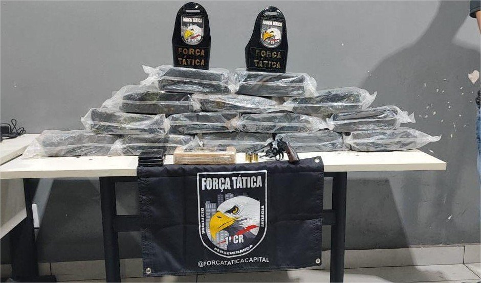 Força Tática conduz quatro suspeitos, recupera caminhonete e apreende 15 tabletes de entorpecentes