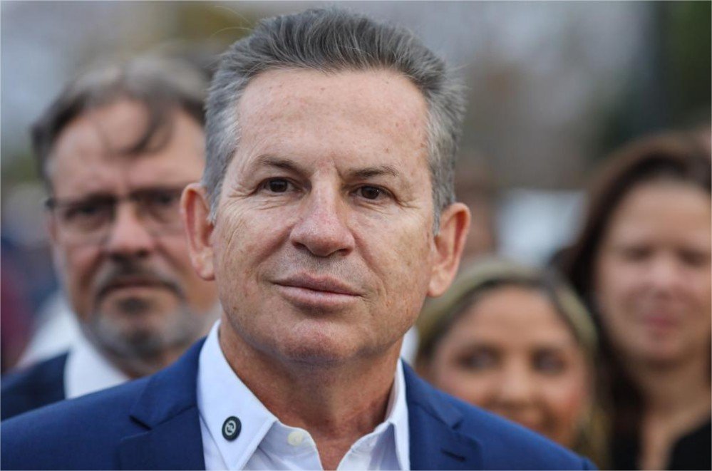 Mauro Mendes recebe comenda por avanços na alfabetização em MT