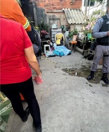 Idoso sobe na cadeira, cai, bate a cabeça e morre no quintal de casa no Pedra 90