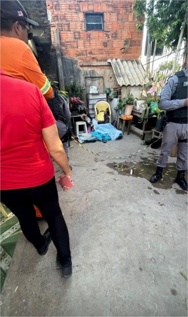 Idoso sobe na cadeira, cai, bate a cabeça e morre no quintal de casa no Pedra 90