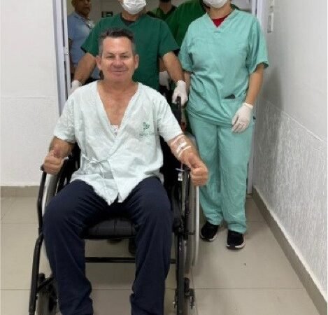 Mauro Mendes tem alta da Santa Casa e continuará tratamento em casa