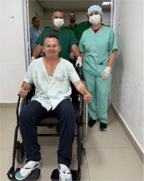 Mauro Mendes tem alta da Santa Casa e continuará tratamento em casa