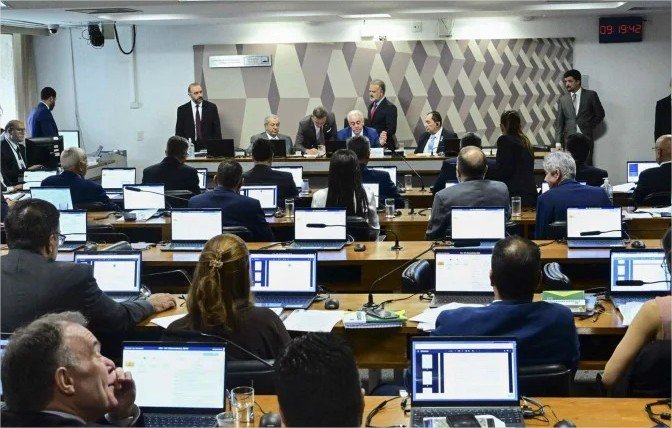 CCJ do Senado rejeita PEC da Blindagem por unanimidade e arquiva proposta