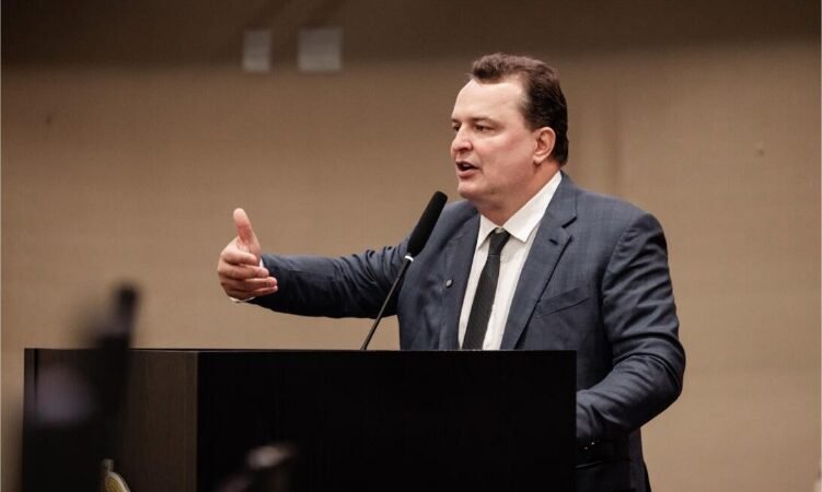 De Brasília: Max Russi comemora arquivamento da PEC da Blindagem