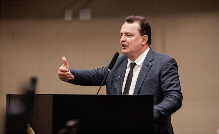 De Brasília: Max Russi comemora arquivamento da PEC da Blindagem