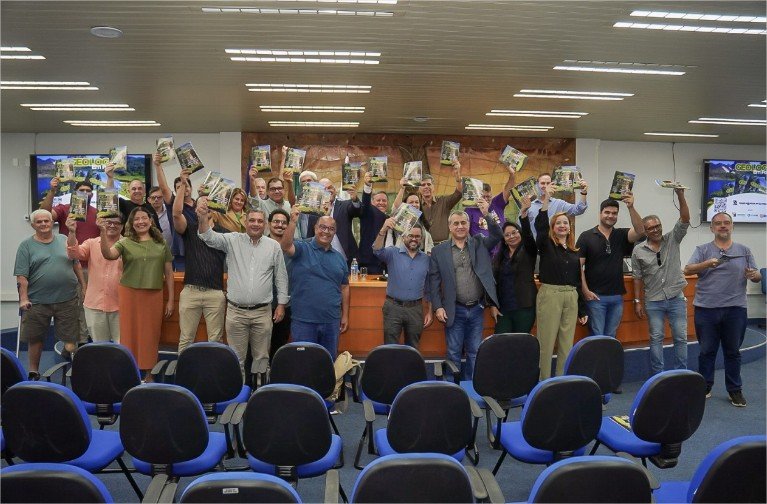 1º Revista do Singemat celebra 50 anos do curso de Geologia da UFMT e destaca avanços da área em MT
