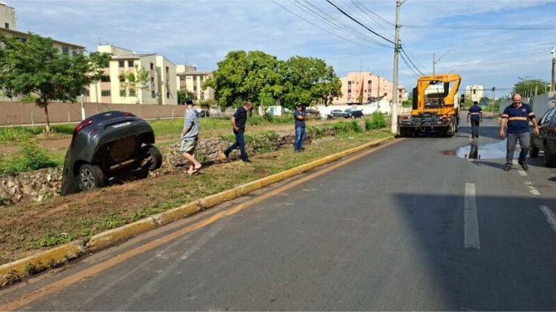 Vídeo | Motorista perde controle de carro e cai em córrego ao lado de shopping em VG