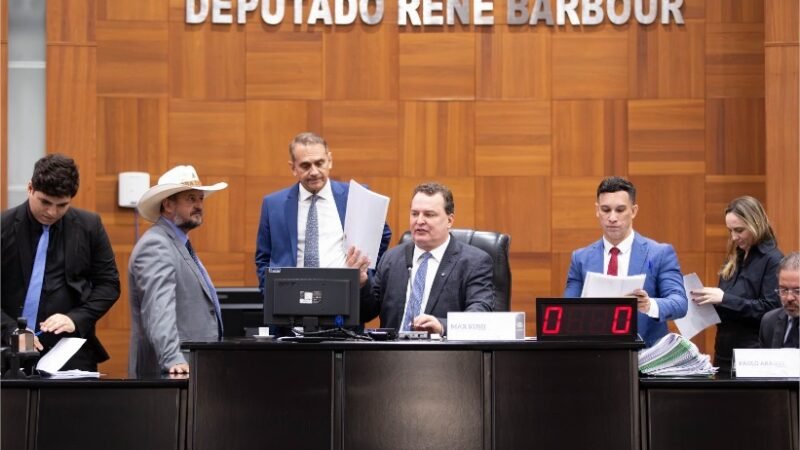 Deputados aprovam decreto que trava consignados ilegais e protege servidores endividados