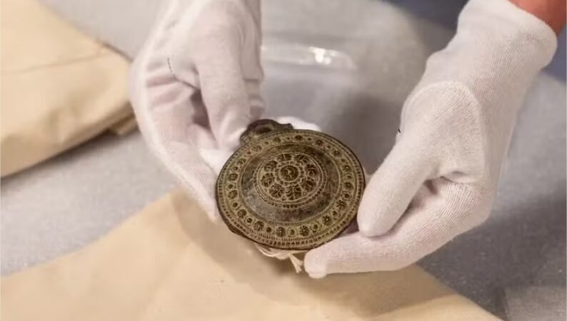 Brechó canadense recebe como doação itens que podem ter mais de 1000 anos