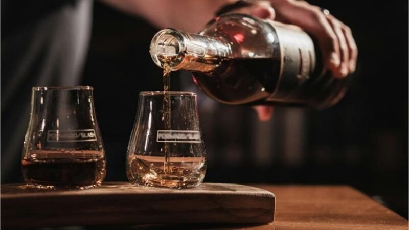 Abrasel, ABBD e Abrabe realizam treinamento com orientações para identificar bebidas falsificadas e proteger consumidores e empresários