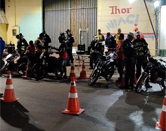 Fiscalização remove 33 motocicletas e prende duas pessoas por embriaguez ao volante em Cuiabá