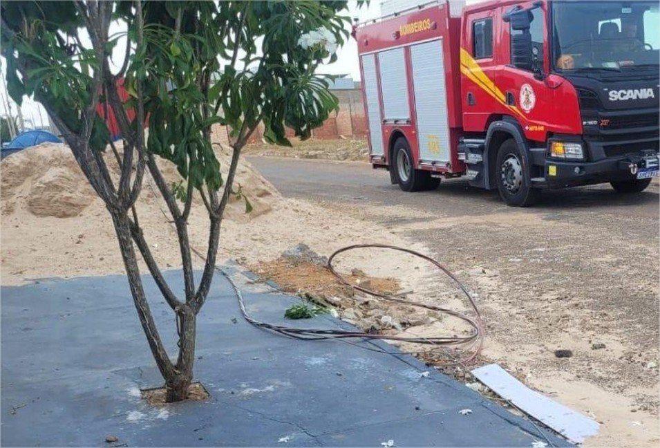 Corpo de Bombeiros orienta sobre como agir em caso de queda de fio energizado em via pública