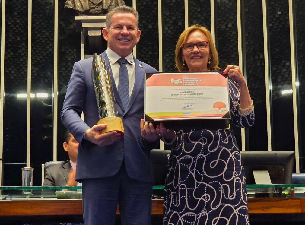 Governador recebe Comenda do Senado por avanço na alfabetização infantil em MT
