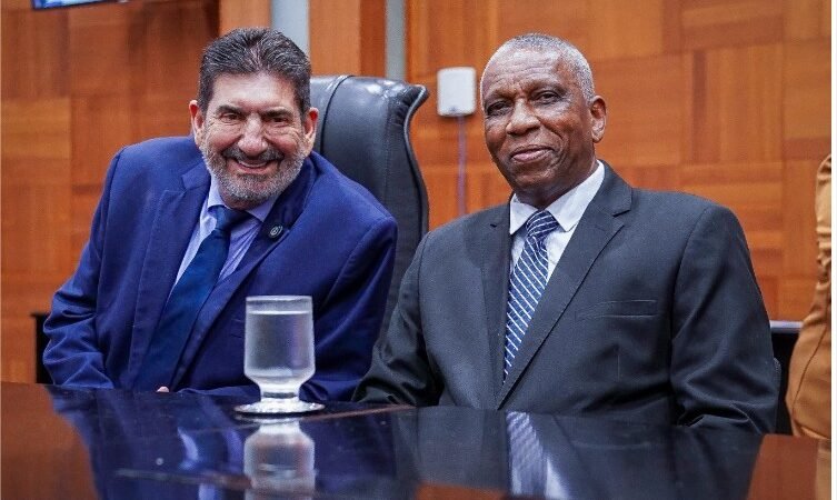 Dr. João celebra servidores da Assembleia Legislativa em sessão especial: “Sem vocês, essa Casa não funciona”