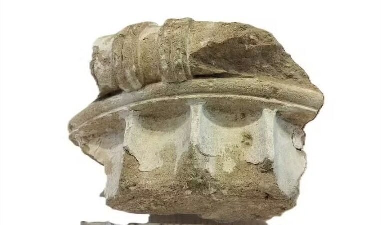 Mulher devolve item arqueológico grego que ganhou de presente há 60 anos