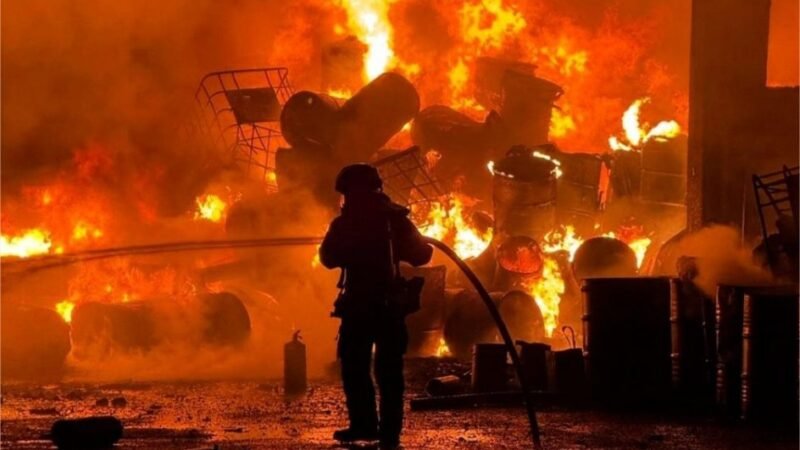 Corpo de Bombeiros combate incêndio de grandes proporções em empresa de reciclagem