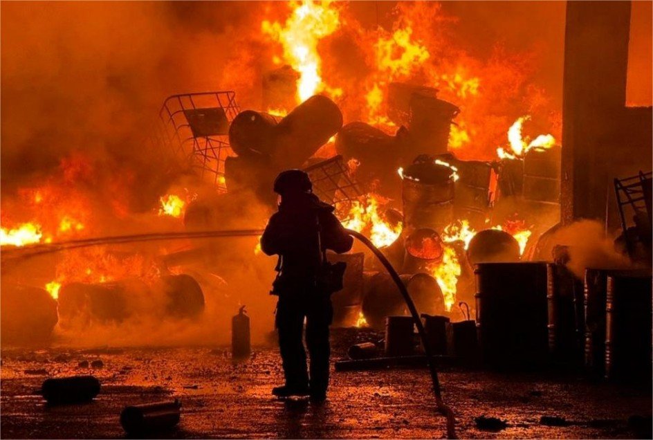 Corpo de Bombeiros combate incêndio de grandes proporções em empresa de reciclagem