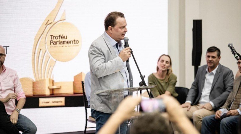 Deputado Max diz que jornalistas merecem reconhecimento