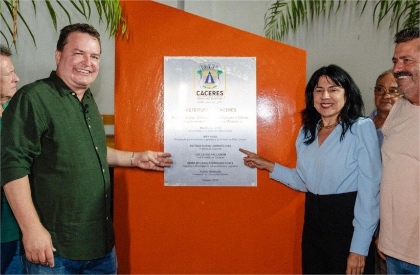 Moradores comemoram asfalto da Rua da Membeca em Cáceres com apoio do deputado Max Russi