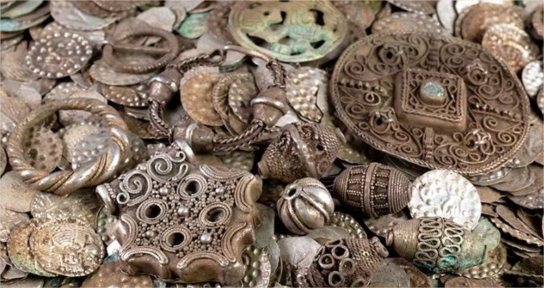 Homem que buscava minhocas encontrou tesouro de 20 mil moedas da Idade Média