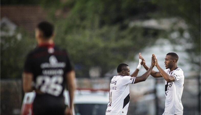 Em jogo eletrizante, Vasco vence o Vitória em São Januário