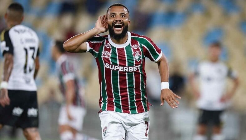 Fluminense vence o Galo no Maracanã e encosta no G6 do Brasileiro
