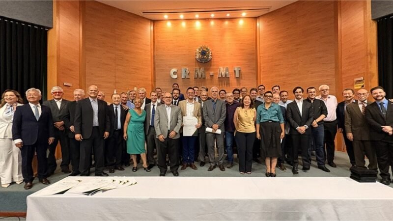 CRM-MT reconhece trajetória profissional e homenageia 68 profissionais no Dia do Médico